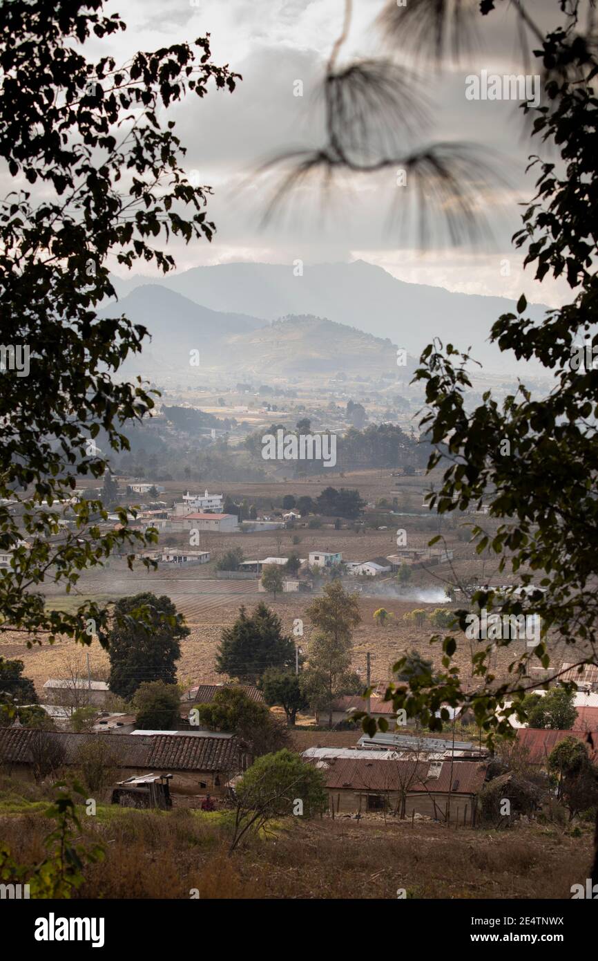 Dorflandschaft mit Bergen in Cantel, Guatemala, Mittelamerika. Stockfoto