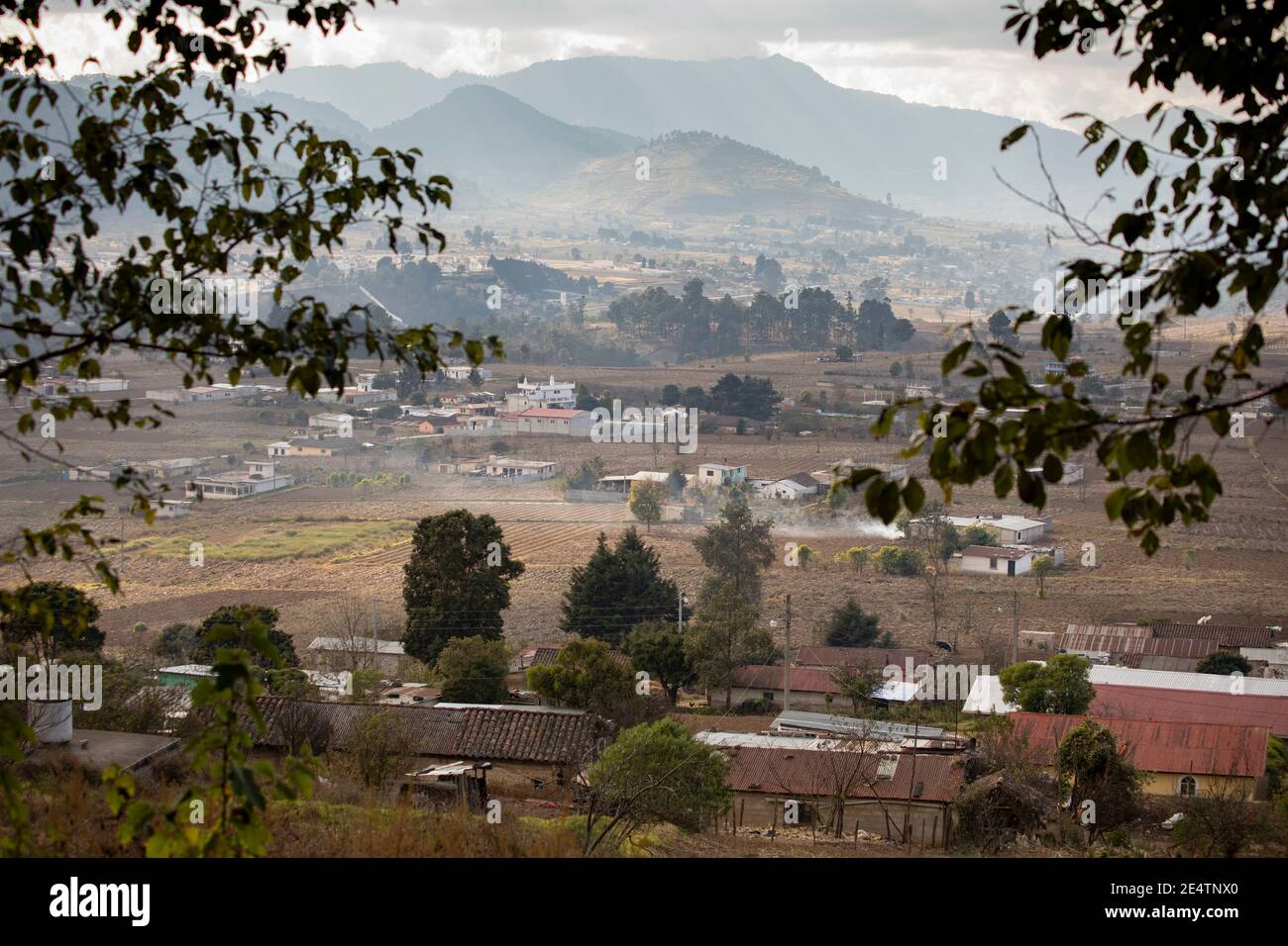 Dorflandschaft mit Bergen in Cantel, Guatemala, Mittelamerika. Stockfoto