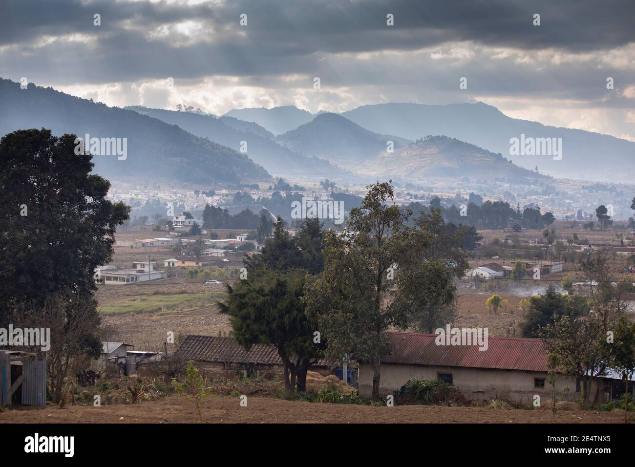 Dorflandschaft mit Bergen in Cantel, Guatemala, Mittelamerika. Stockfoto