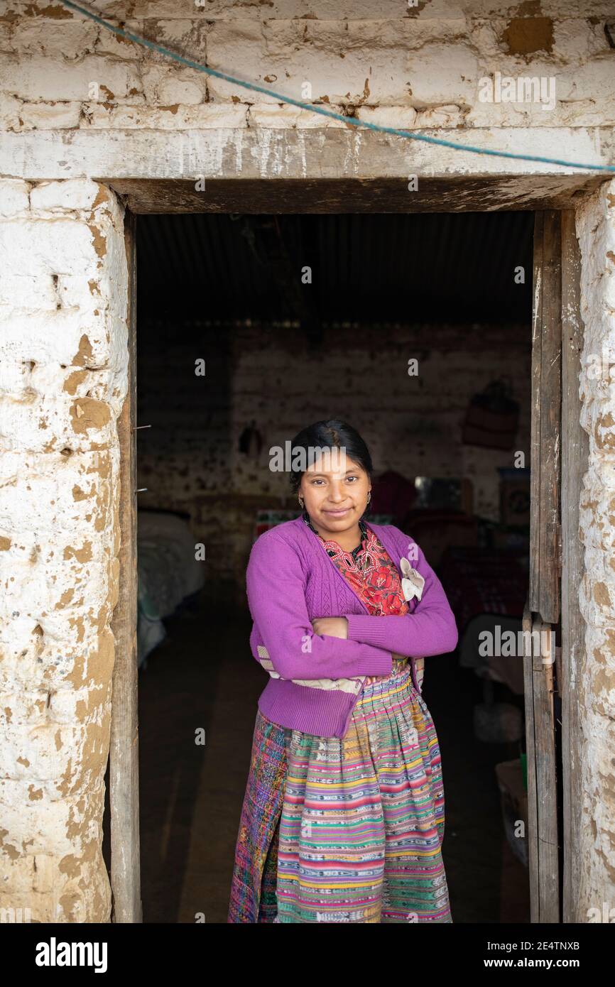 Porträt einer jungen Frau in traditioneller Kleidung in Cantel, Guatemala, Mittelamerika. Stockfoto