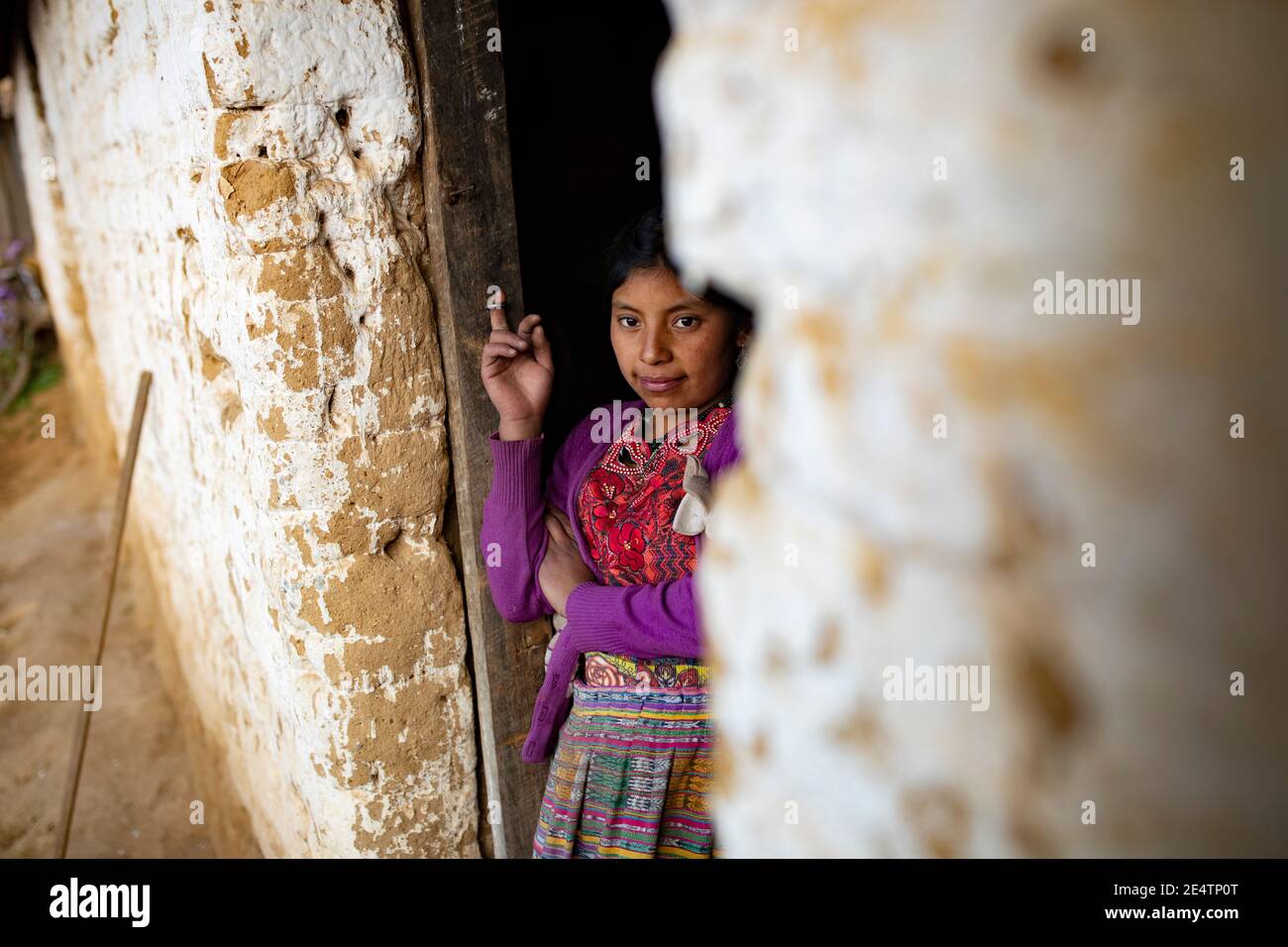 Porträt einer jungen Frau in traditioneller Kleidung in Cantel, Guatemala, Mittelamerika. Stockfoto