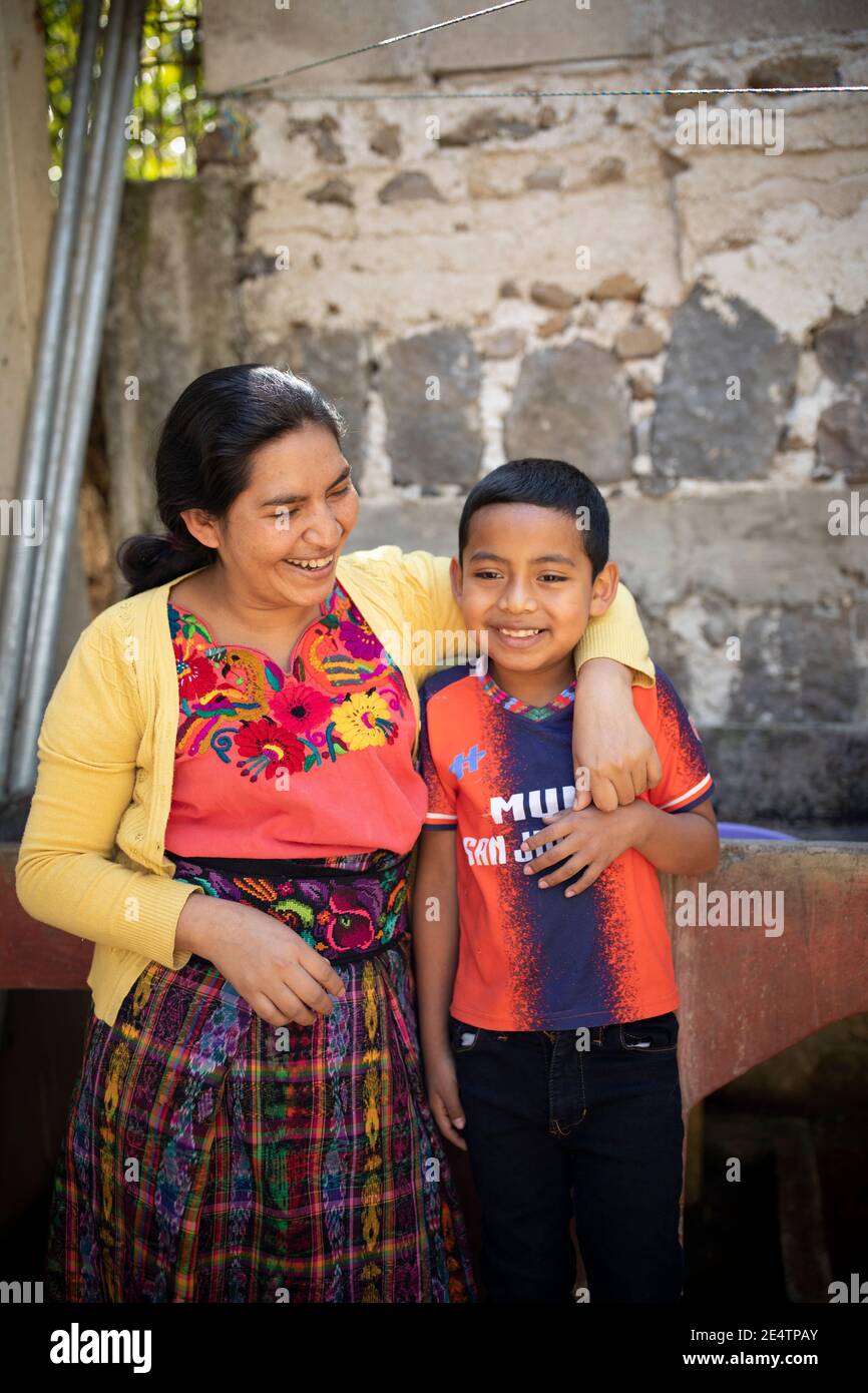 Porträt einer Mutter und eines Sohnes in San Juan la Laguna, Guatemala, Mittelamerika. Stockfoto