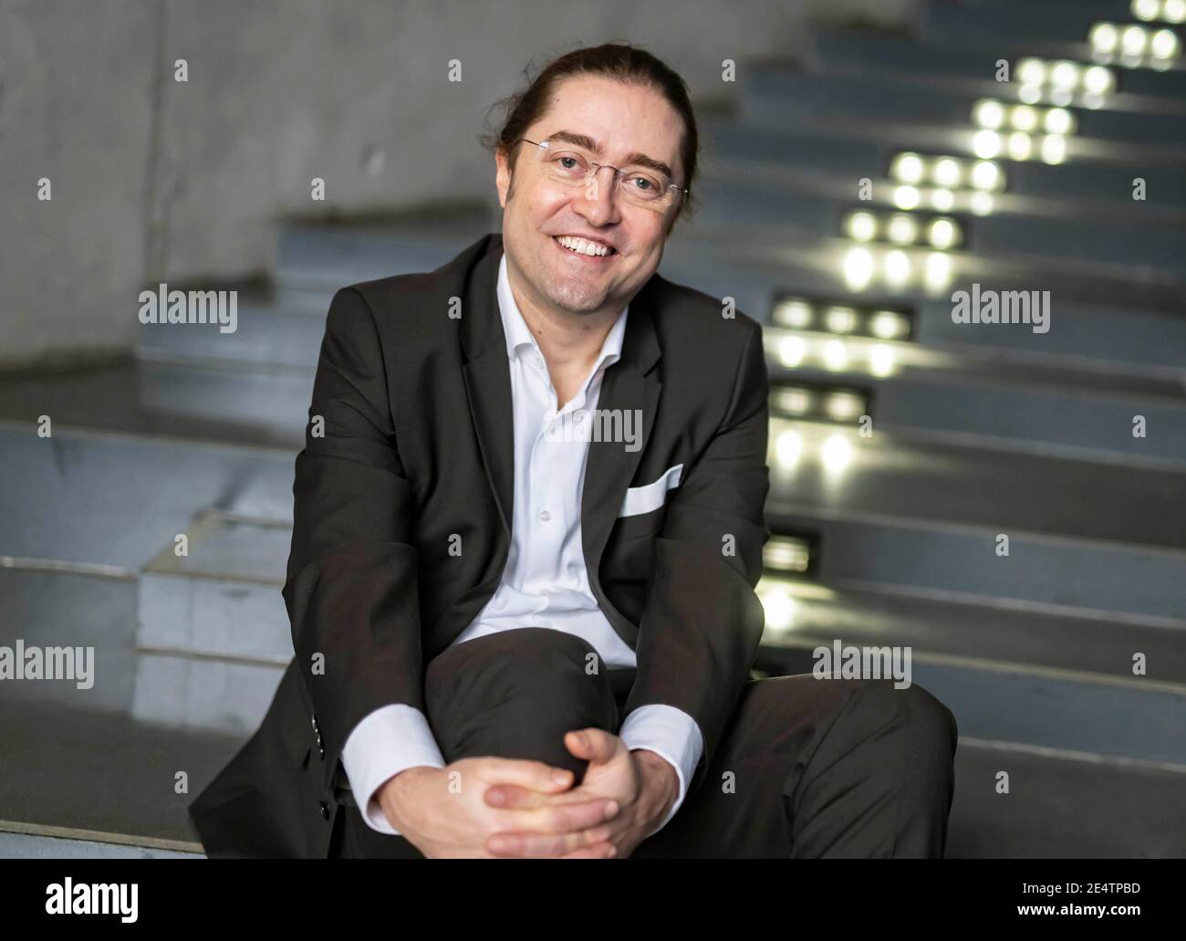 Pforzheim, Deutschland. Januar 2021. Fernando Fastoso, der an der Universität Pforzheim eine Stiftungsprofessur für Markenmanagement, insbesondere High Class und Luxury Brands, übernommen hat, sitzt im Audimax-Hörsaal der Universität. (To dpa 'Luxusforscher: Corona lässt Menschen Dinge anders schätzen') Quelle: Uli Deck/dpa/Alamy Live News Stockfoto