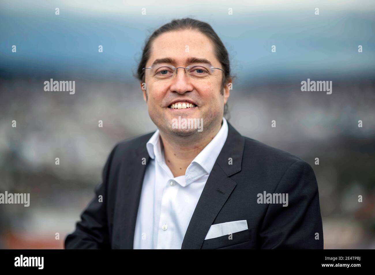 Pforzheim, Deutschland. Januar 2021. Fernando Fastoso, der an der Universität Pforzheim eine Stiftungsprofessur für Markenmanagement, insbesondere High Class und Luxury Brands, übernommen hat, steht auf einem Gebäude der Universität. (To dpa 'Luxusforscher: Corona lässt Menschen Dinge anders schätzen') Quelle: Uli Deck/dpa/Alamy Live News Stockfoto