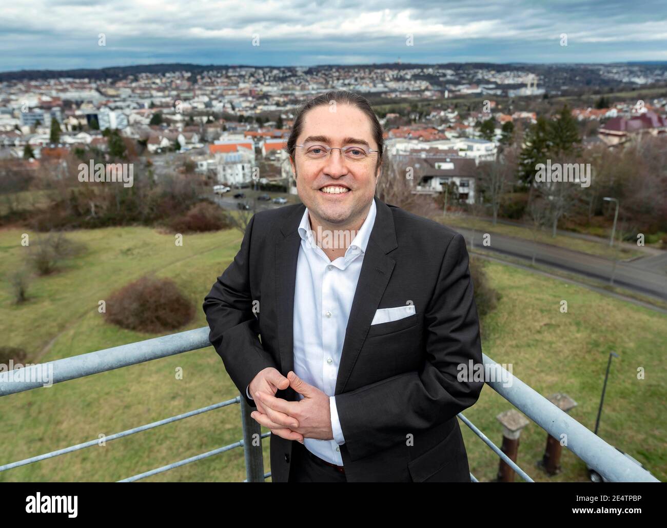 Pforzheim, Deutschland. Januar 2021. Fernando Fastoso, der an der Universität Pforzheim eine Stiftungsprofessur für Markenmanagement, insbesondere High Class und Luxury Brands, übernommen hat, steht auf einem Gebäude der Universität. (To dpa 'Luxusforscher: Corona lässt Menschen Dinge anders schätzen') Quelle: Uli Deck/dpa/Alamy Live News Stockfoto
