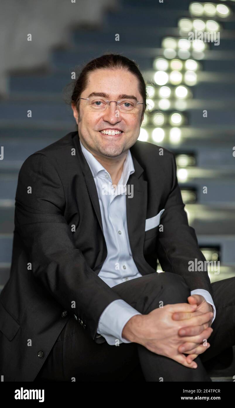 Pforzheim, Deutschland. Januar 2021. Fernando Fastoso, der an der Universität Pforzheim eine Stiftungsprofessur für Markenmanagement, insbesondere High Class und Luxury Brands, übernommen hat, sitzt im Audimax-Hörsaal der Universität. (To dpa 'Luxusforscher: Corona lässt Menschen Dinge anders schätzen') Quelle: Uli Deck/dpa/Alamy Live News Stockfoto