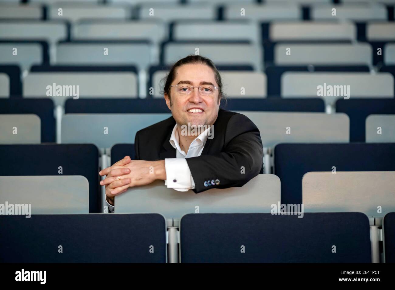 Pforzheim, Deutschland. Januar 2021. Fernando Fastoso, der an der Universität Pforzheim eine Stiftungsprofessur für Markenmanagement, insbesondere High Class und Luxury Brands, übernommen hat, sitzt im Audimax-Hörsaal der Universität. (To dpa 'Luxusforscher: Corona lässt Menschen Dinge anders schätzen') Quelle: Uli Deck/dpa/Alamy Live News Stockfoto