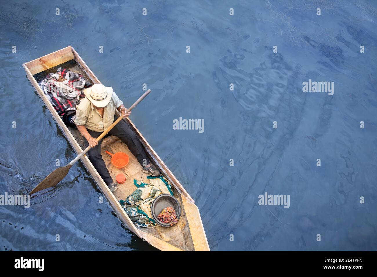 Fischer rudern im Kanu auf dem Atitlan See, Guatemala, Mittelamerika. Stockfoto