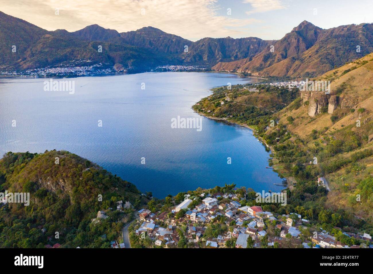 Wunderschöne Landschaft am Atitlán See von San Marcos la Laguna aus gesehen, Guatemala, Mittelamerika. Stockfoto