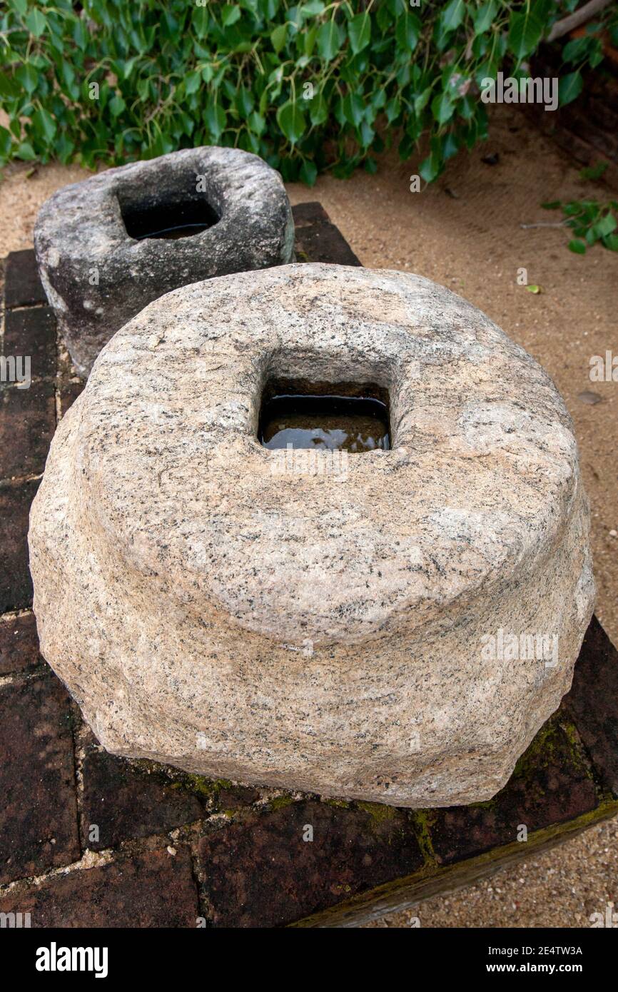 Alte Grundsteine neben dem 2. Jahrhundert v. Chr. Sandagiri Stupa in Tissamaharama in Sri Lanka. Stockfoto