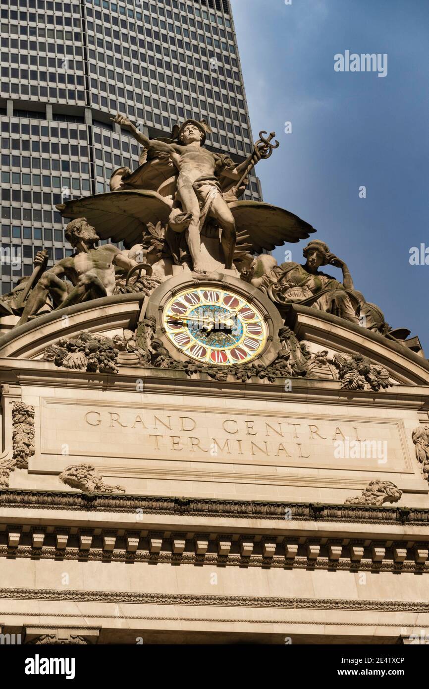 An der Fassade des Grand Central Terminals befinden sich eine Transportskulptur und eine Tiffany-Glasuhr, New York City, USA Stockfoto