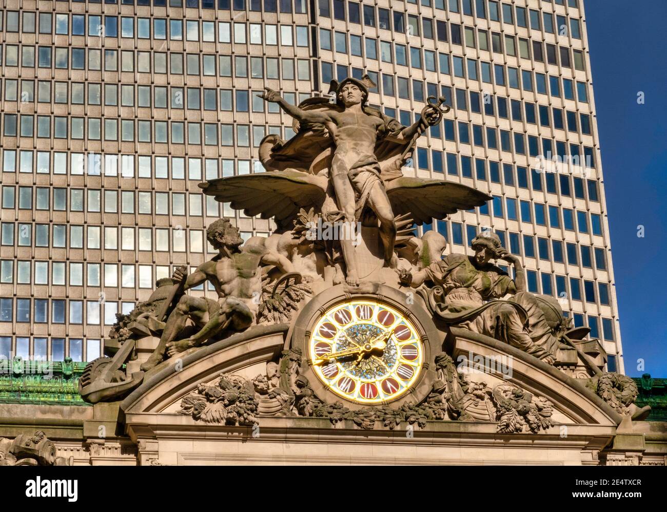 An der Fassade des Grand Central Terminals befinden sich eine Transportskulptur und eine Tiffany-Glasuhr, New York City, USA Stockfoto