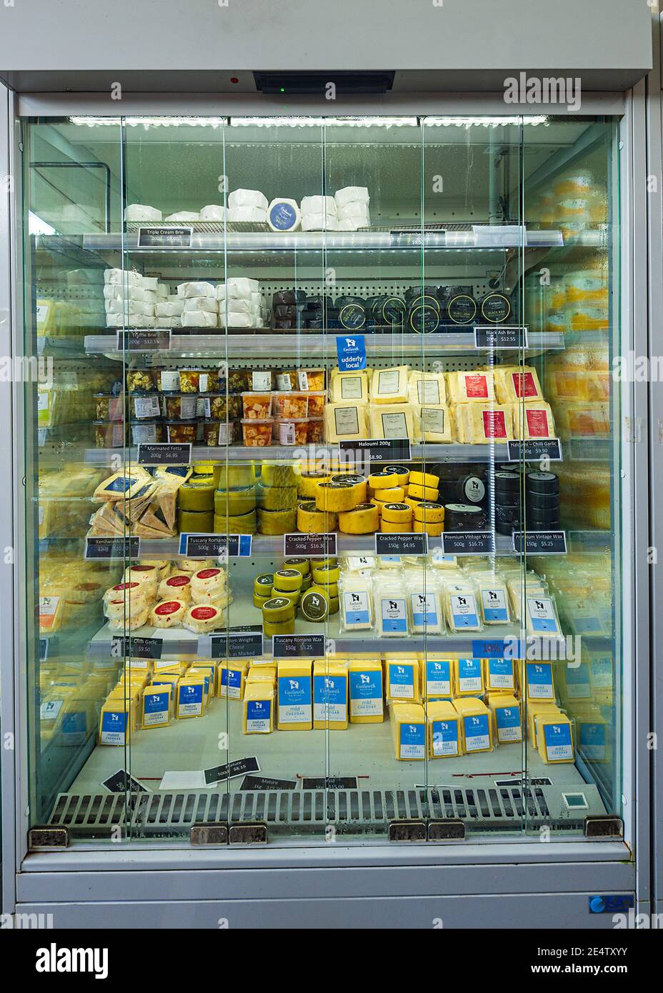 Kühlschrank mit Käsesorten in Kenilworth Dairies, in der kleinen ländlichen Stadt Kenilworth, South East Queensland, QLD, Australien Stockfoto