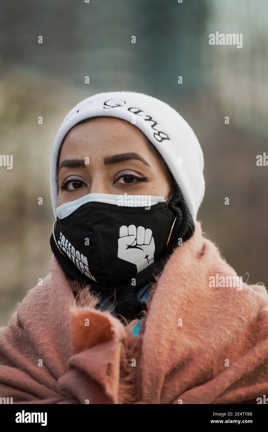 06. Januar 2021. Boston, Massachusetts, USA: Junge Schwarze Frau während einer antifaschistischen, Anti-Trump-Demonstration beim Boston Common während der Amtseinführung des US-Präsidenten 2021. Stockfoto