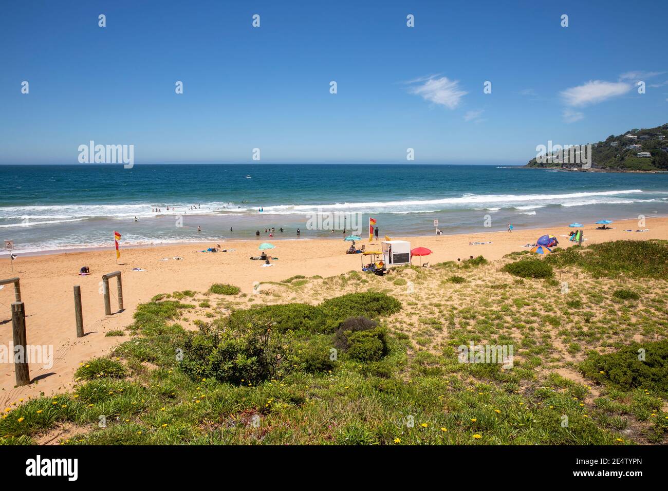 Palm Beach Sydney an einem heißen Sommertag mit Menschen Genießen Sie den Strand und das Meer, Sydney Northern Beaches, NSW, Australien Stockfoto