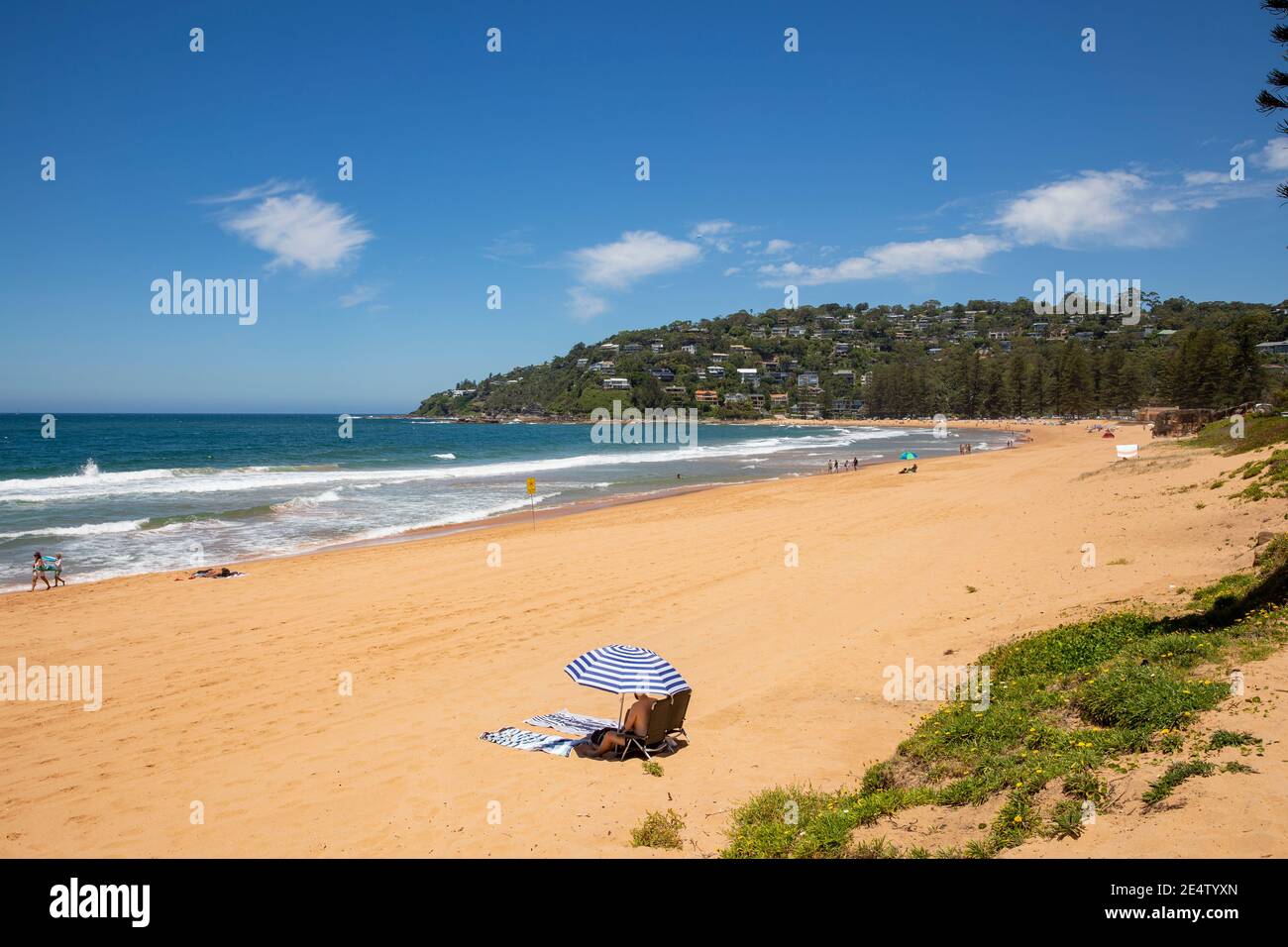 Palm Beach Sydney an einem heißen Sommertag mit Menschen Genießen Sie den Strand und das Meer, Sydney Northern Beaches, NSW, Australien Stockfoto