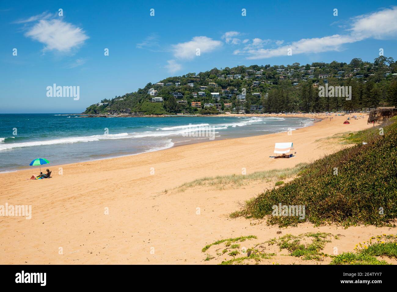 Palm Beach Sydney an einem heißen Sommertag mit Menschen Genießen Sie den Strand und das Meer, Sydney Northern Beaches, NSW, Australien Stockfoto