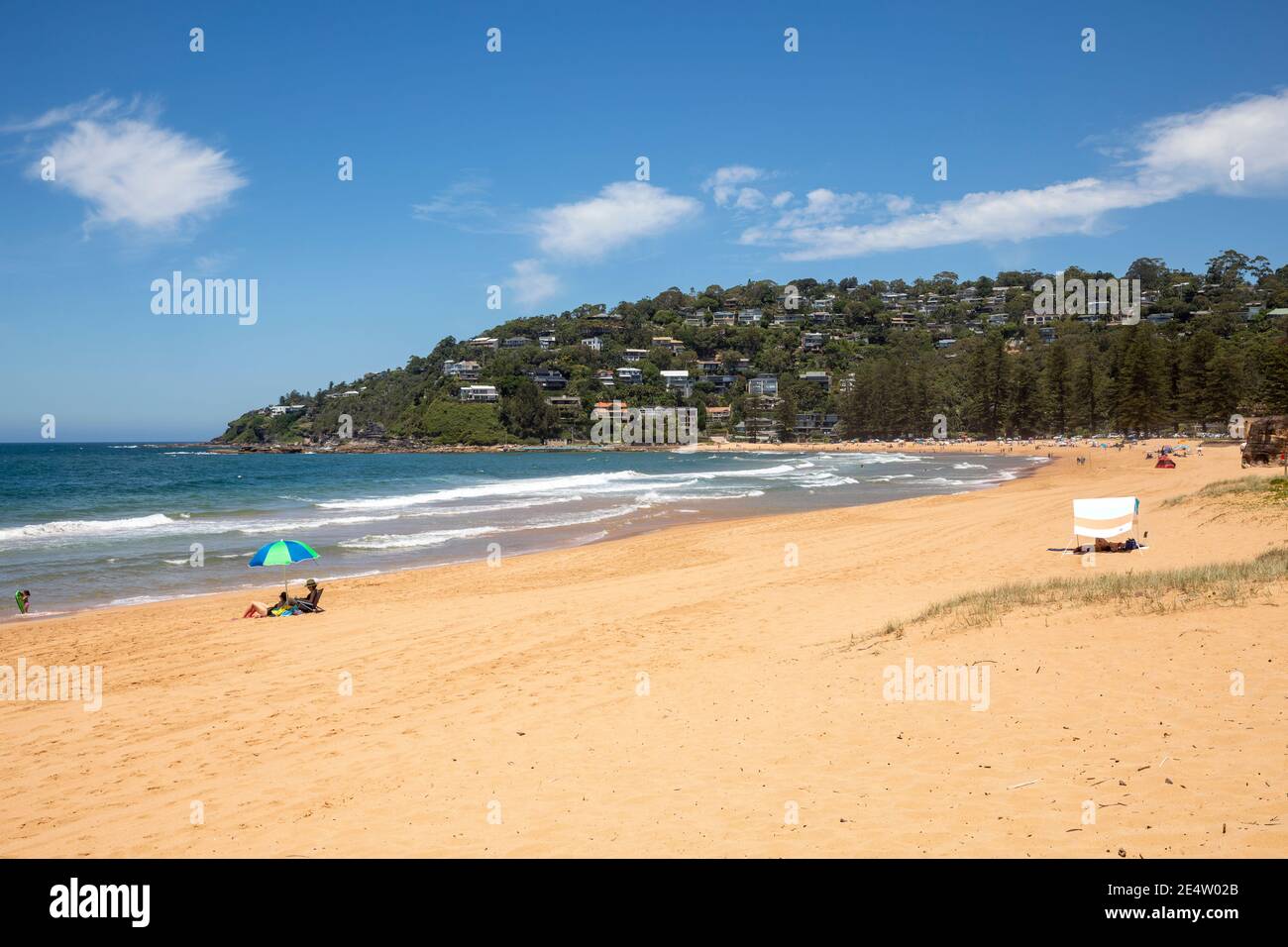Palm Beach Sydney an einem heißen Sommertag mit Menschen Genießen Sie den Strand und das Meer, Sydney Northern Beaches, NSW, Australien Stockfoto