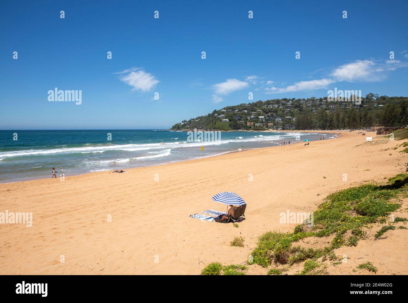 Palm Beach Sydney an einem heißen Sommertag mit Menschen Genießen Sie den Strand und das Meer, Sydney Northern Beaches, NSW, Australien Stockfoto