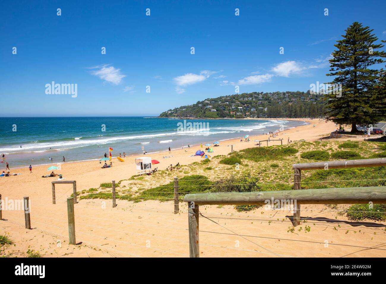 Palm Beach Sydney an einem heißen Sommertag mit Menschen Genießen Sie den Strand und das Meer, Sydney Northern Beaches, NSW, Australien Stockfoto