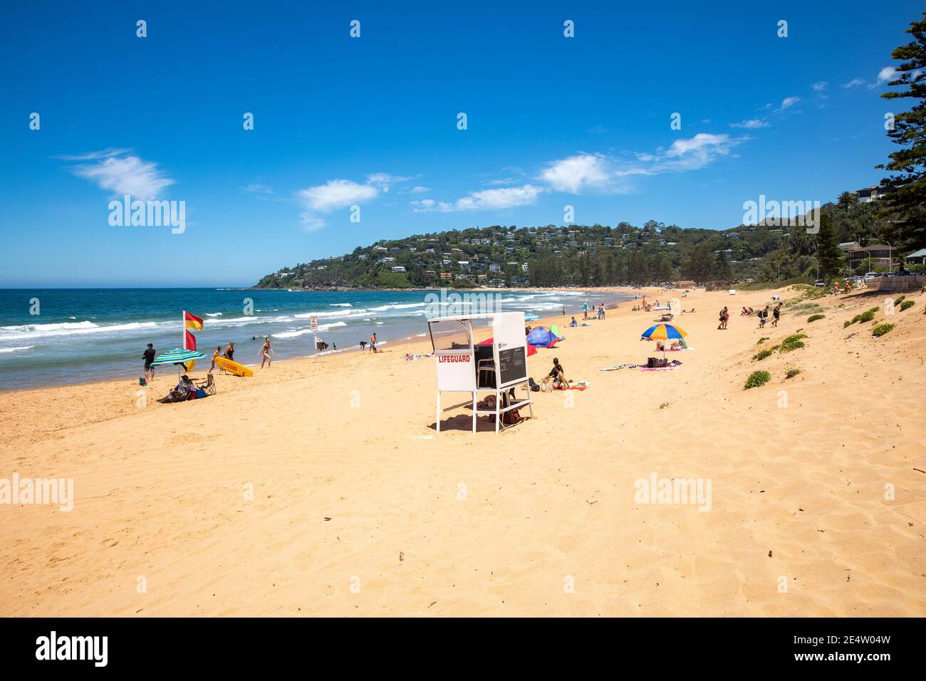 Palm Beach Sydney an einem heißen Sommertag mit Menschen Genießen Sie den Strand und das Meer, Sydney Northern Beaches, NSW, Australien Stockfoto