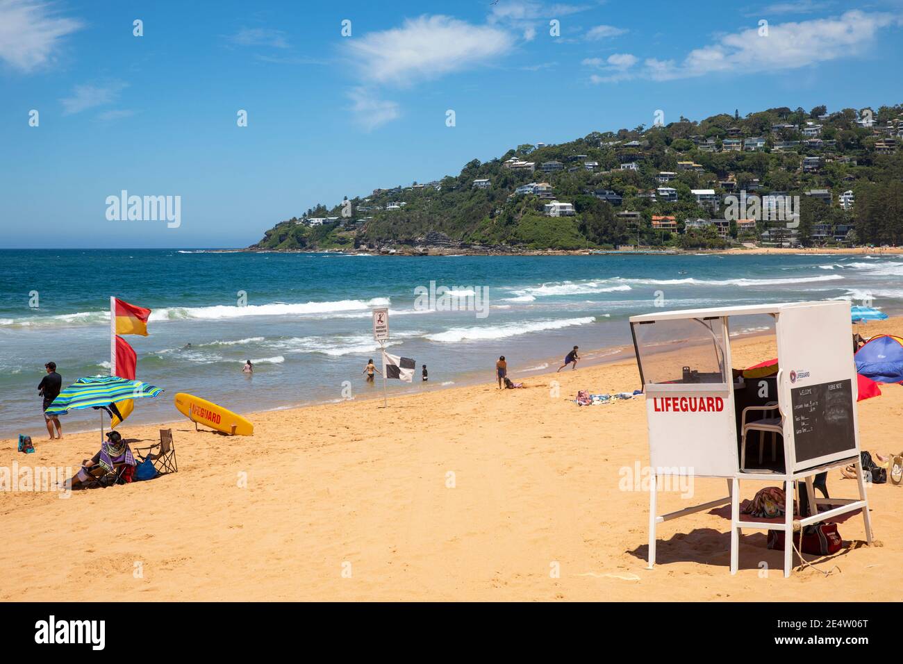 Palm Beach Sydney an einem heißen Sommertag mit Menschen Genießen Sie den Strand und das Meer, Sydney Northern Beaches, NSW, Australien Stockfoto