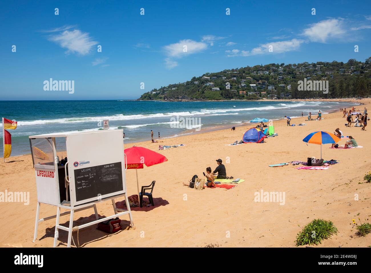 Palm Beach Sydney an einem heißen Sommertag mit Menschen Genießen Sie den Strand und das Meer, Sydney Northern Beaches, NSW, Australien Stockfoto