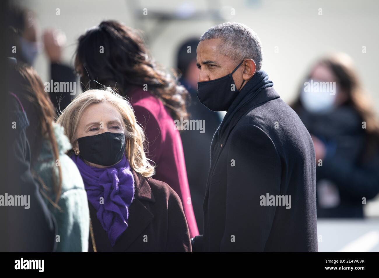 Der ehemalige Präsident Barack Obama blickt auf die ehemalige Außenministerin Hillary Clinton, als er zur 59. Amtseinführung an der Westfront des US-Kapitols am 20. Januar 2021 in Washington, D.C. ankommt Stockfoto