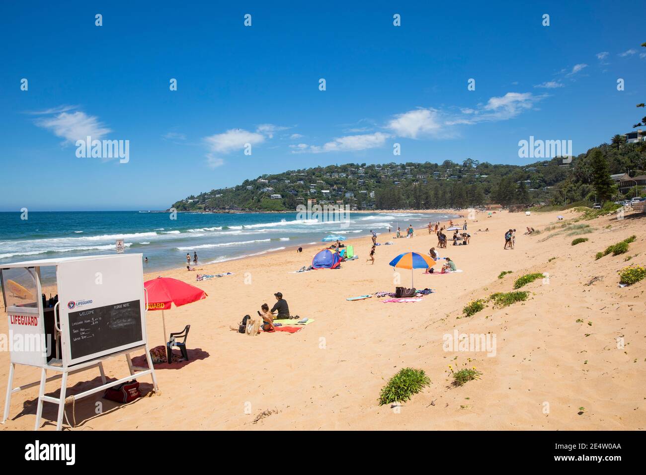 Palm Beach Sydney an einem heißen Sommertag mit Menschen Genießen Sie den Strand und das Meer, Sydney Northern Beaches, NSW, Australien Stockfoto