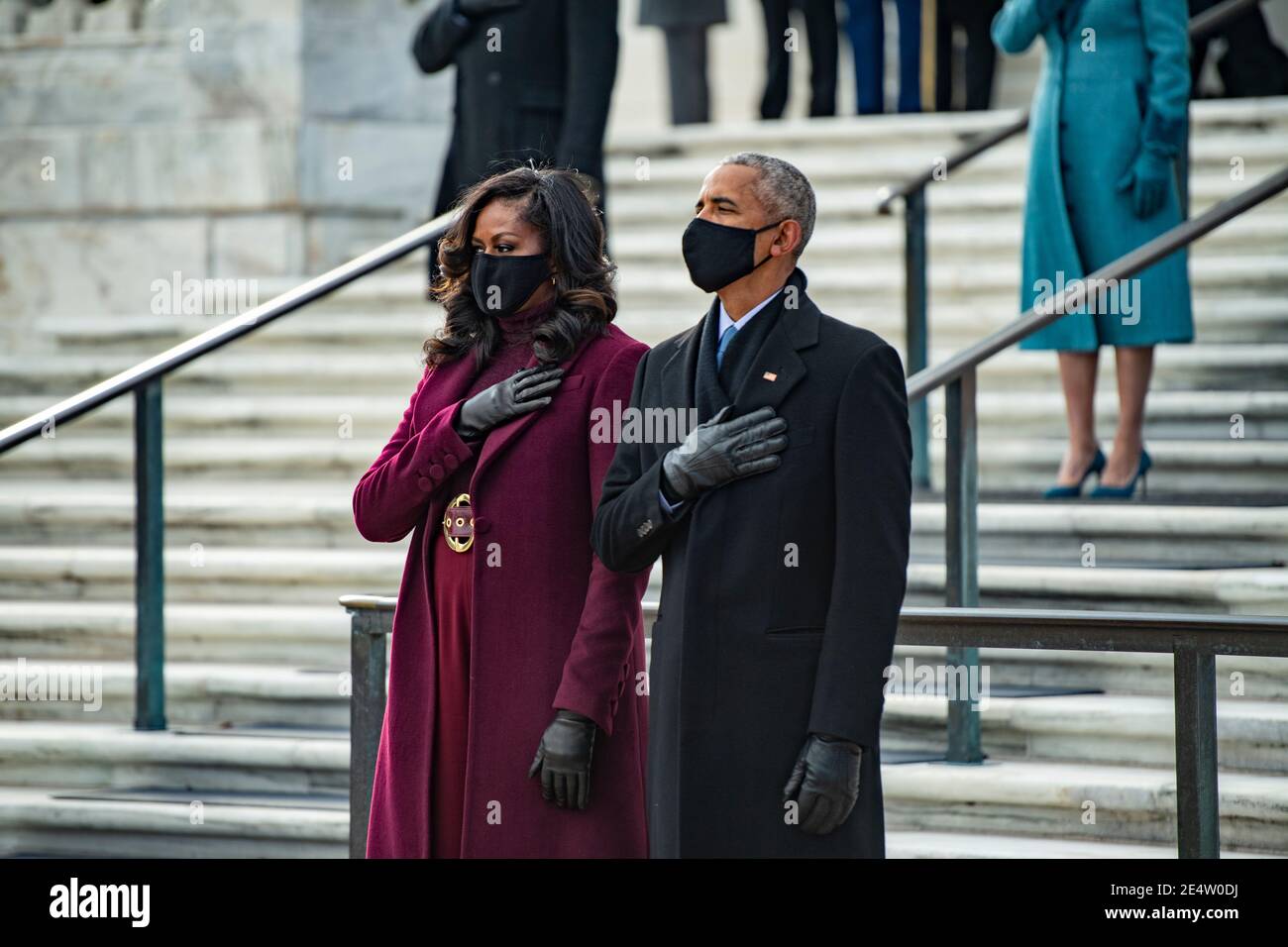 Der ehemalige Präsident Barack Obama und die ehemalige First Lady Michelle Obama stehen für die Nationalhymne während einer Kranzzeremonie auf dem Nationalfriedhof von Arlington, Teil der 59. Presidential Inauguration Events am 20. Januar 2021 in Arlington, Virginia. Stockfoto