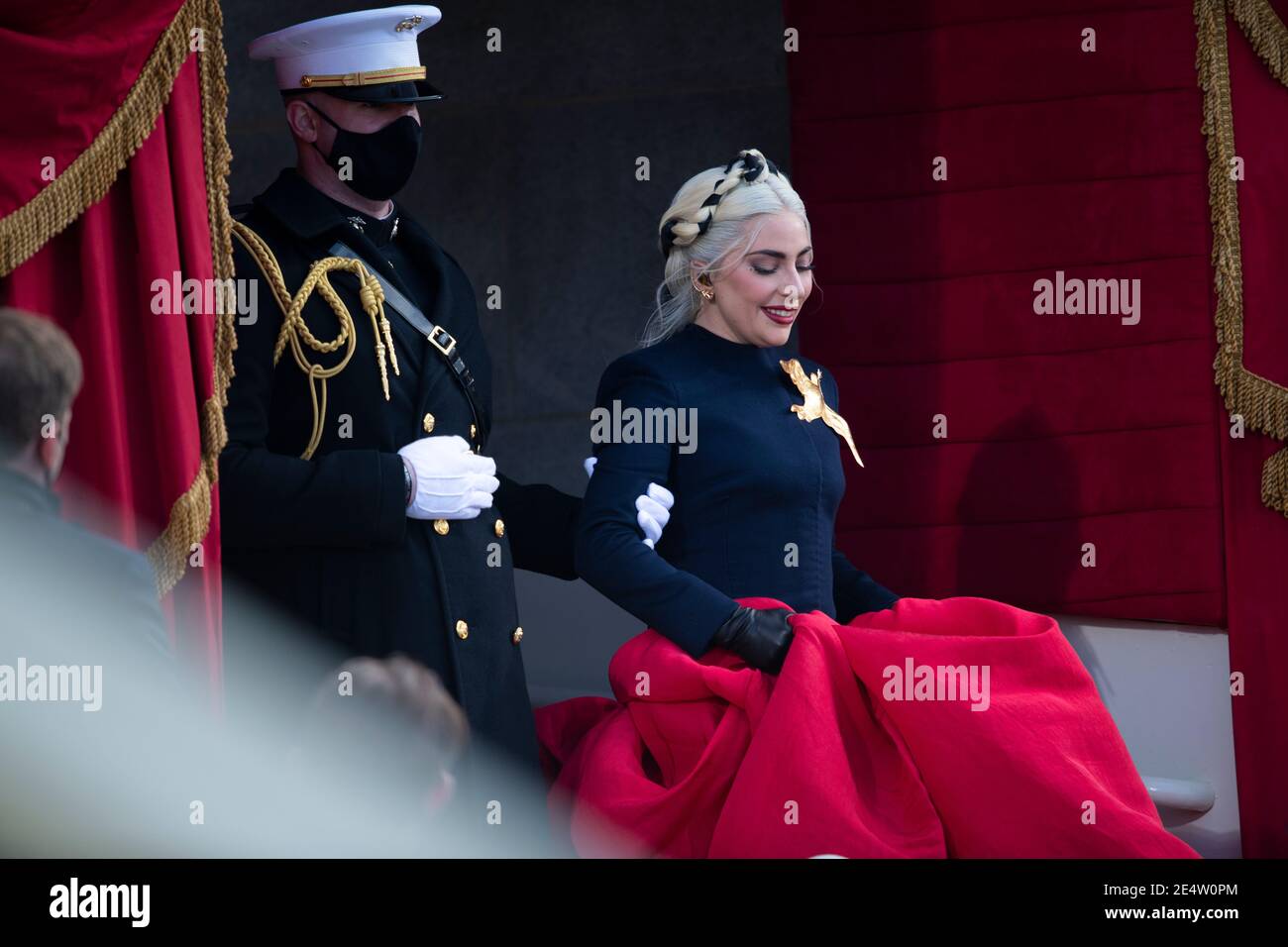 Musical-Superstar Lady Gaga kommt auf der Einweihungsbühne für die 59. Präsidenteneröffnung an der Westfront des US-Kapitols am 20. Januar 2021 in Washington, D.C. an Stockfoto
