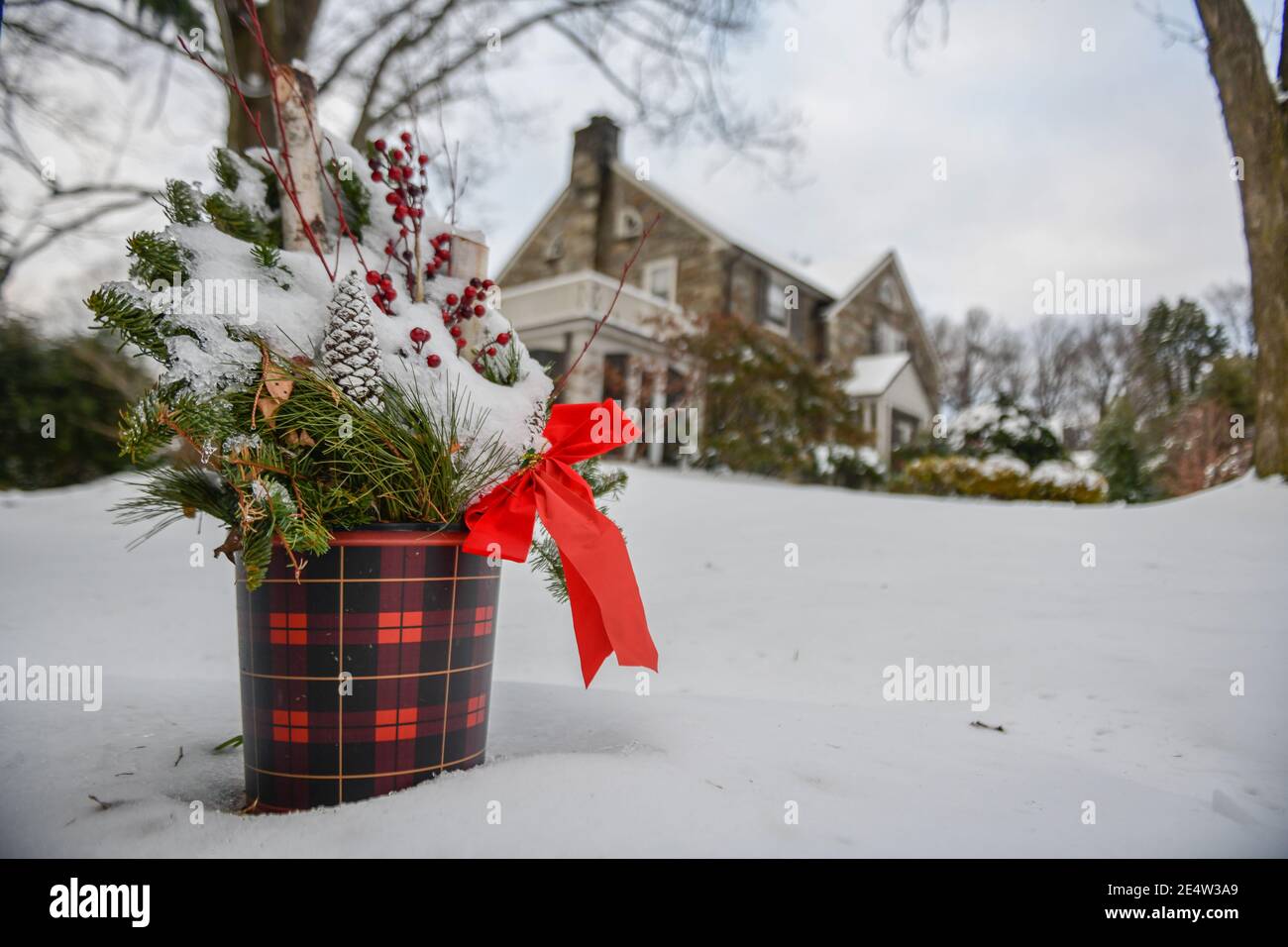 Weihnachtsdekorationen im Schnee - verschneite Weihnachtsdekorationen im Freien Stockfoto