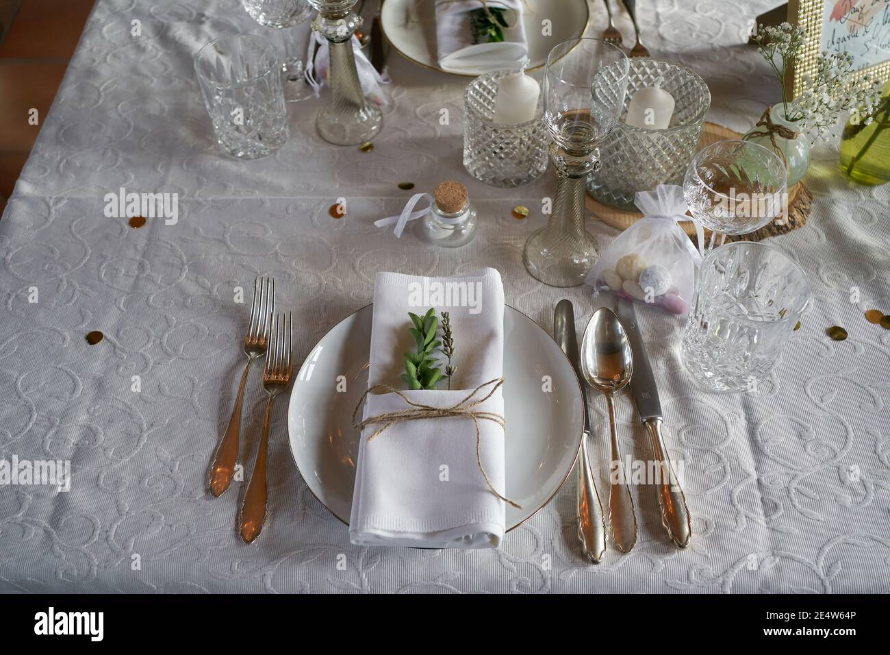 Kamp Bornhofen, Deutschland. Januar 2021. Festlich ist der Tisch im Restaurant von Schloss Sterrenberg gelegt. Von Mitte Juni bis Mitte Oktober ist fast jeder Samstag im Schloss für Hochzeiten gebucht. (To dpa 'Corona quält Hochzeitsrestaurants - immer noch viele Buchungen') Quelle: Thomas Frey/dpa/Alamy Live News Stockfoto