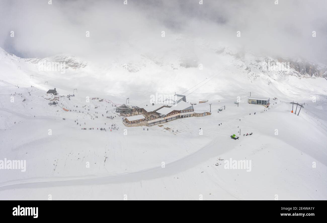 Luftaufnahme des Sonnalpin-Stationsrestaurants bei starkem Schnee Unter Zugspitze Top of Germany Stockfoto