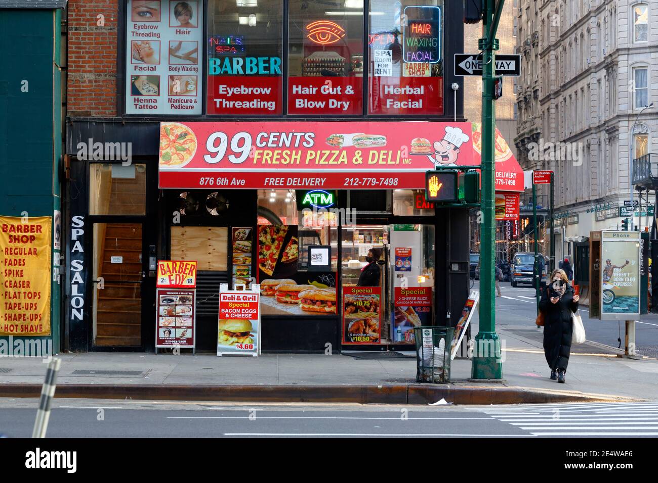 Ein Friseursalon und ein 99-Cent-Pizza-Deli-Lebensmittelgeschäft, 876 6. Ave, New York, NYC Schaufenster Foto von kleinen Unternehmen in Midtown Manhattan Stockfoto