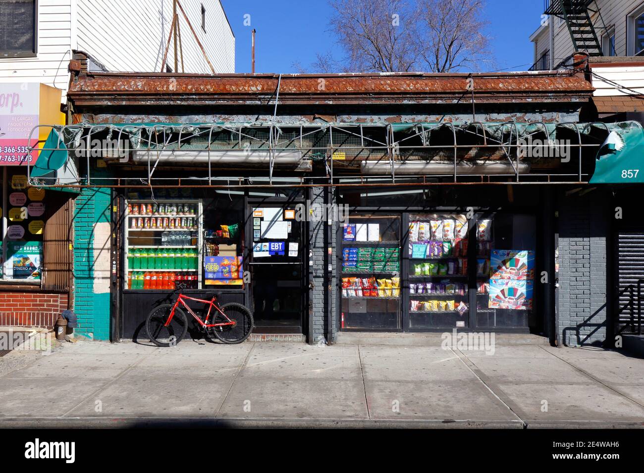 Deli Grocery, 857 Seneca Ave, Queens, New York. NYC Schaufenster Foto eines Lebensmittelladens in der Ridgewood Nachbarschaft. New york Stockfoto