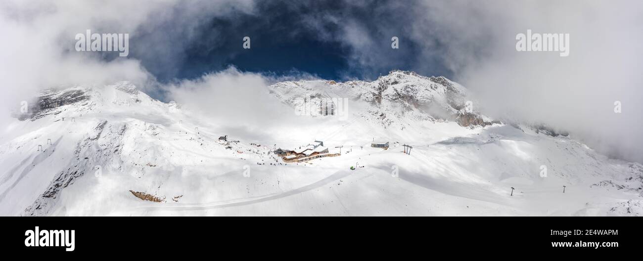 Panorama-Luftaufnahme des Restaurants Sonnalpin im schweren Schnee darunter Zugspitze Top of Germany Stockfoto