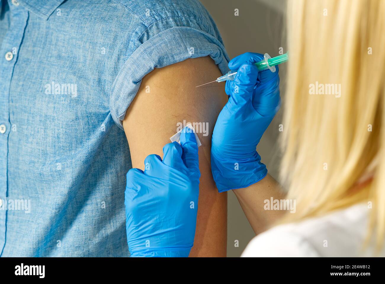 Hände der Krankenschwester, die im Krankenhaus eine Injektion verabreichen Stockfoto