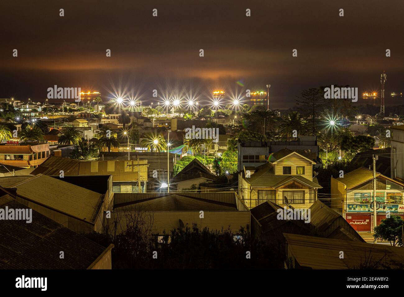 Nachtfotografie der Stadt Llolleo mit der Küste im Hintergrund. Stockfoto