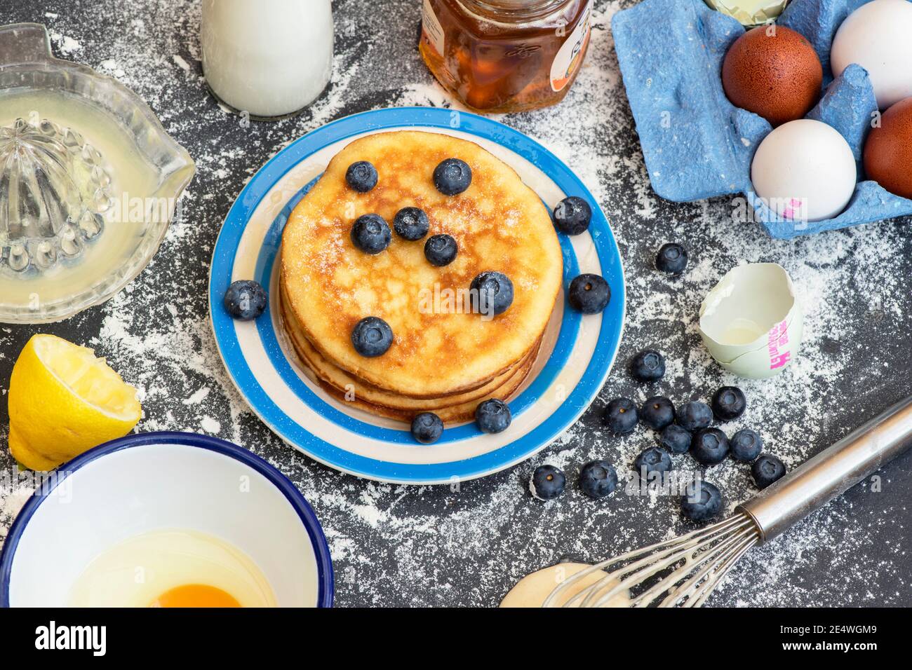 Amerikanische Pfannkuchen und Zutaten auf Schieferhintergrund Stockfoto