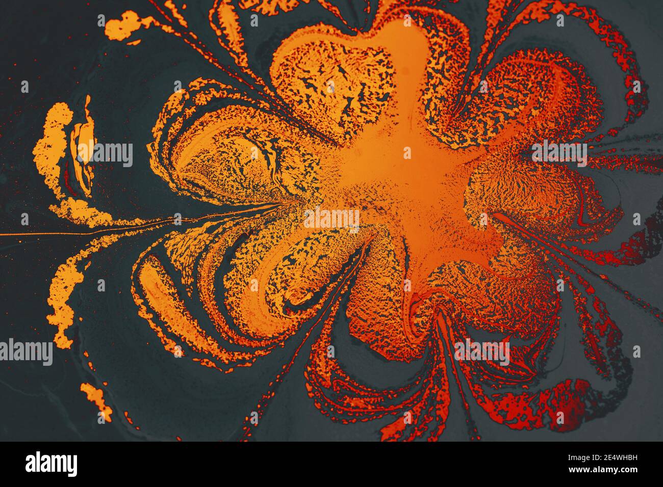 Ein abstraktes Ölgemälde mit rot-orangen und schwarzen Farben - Perfekt für Tapeten Stockfoto
