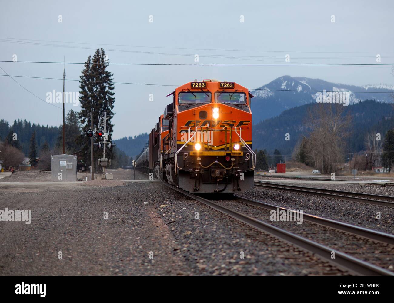 Eine BNSF-Lokomotive, die in Troy, Montana, die Gleise herunterfährt. Burlington Northern and Santa Fe Railway wurde 1996 gegründet, als die Burling Stockfoto