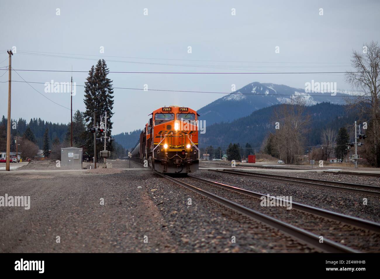 Eine BNSF-Lokomotive, die in Troy, Montana, die Gleise herunterfährt. Burlington Northern and Santa Fe Railway wurde 1996 gegründet, als die Burling Stockfoto