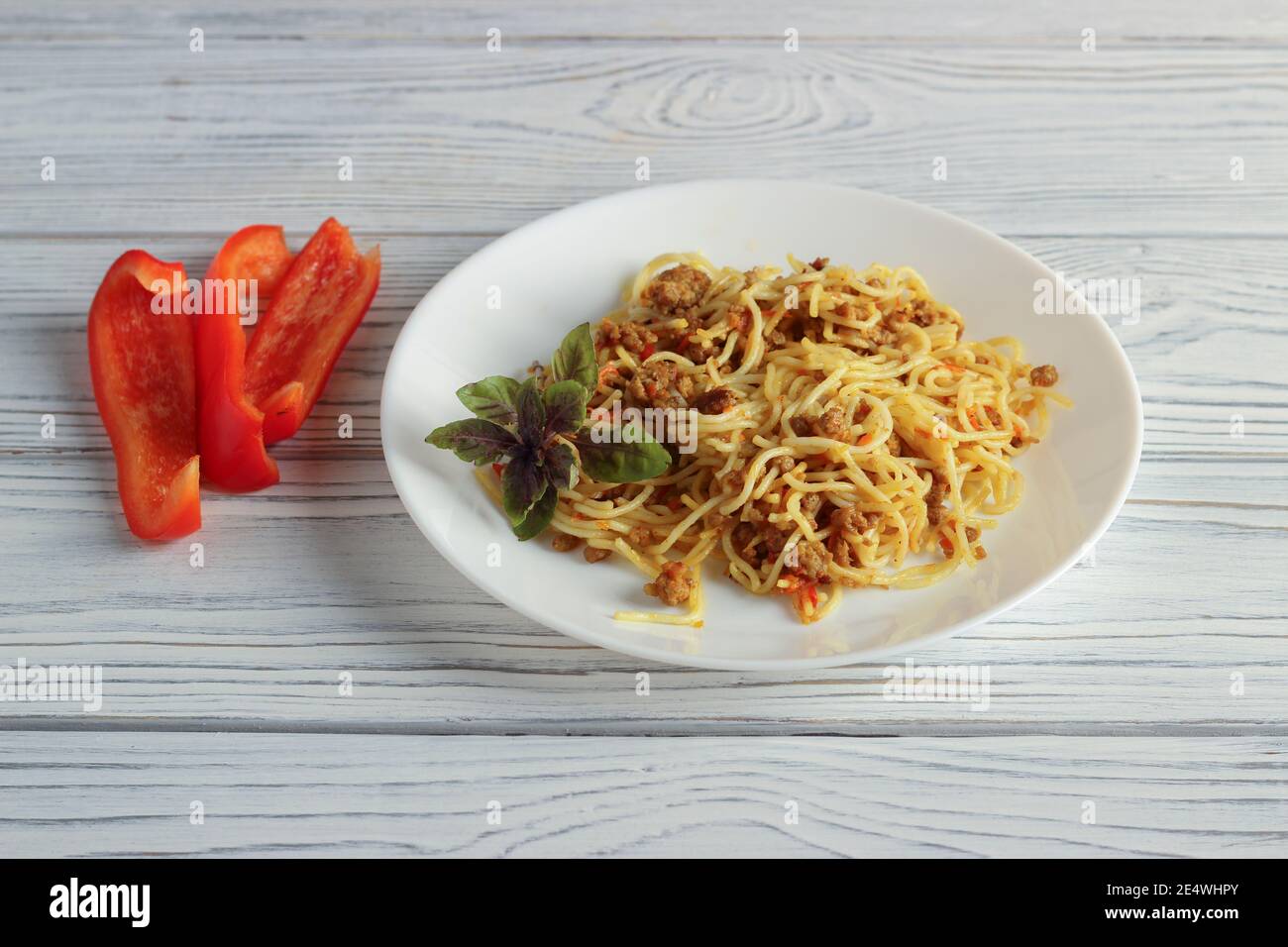 Teller mit Vermicelli gebraten mit Hackfleisch und gehacktem Gemüse Stockfoto