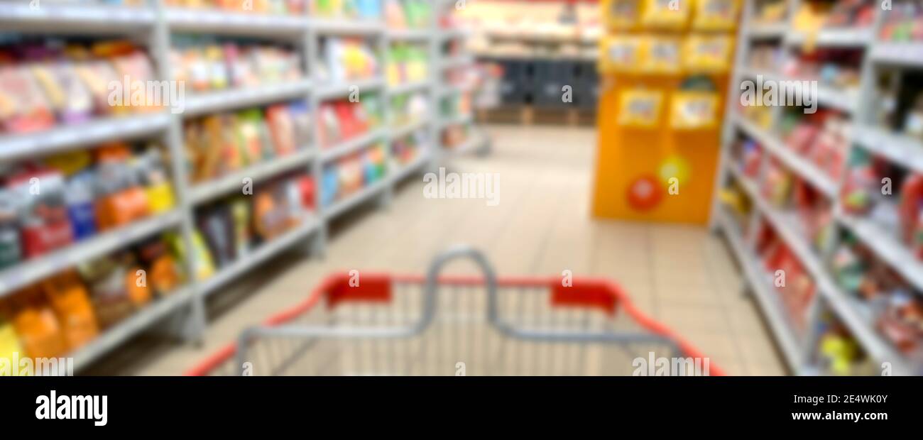 Abstrakte Blur im Supermarkt mit Warenkorb. Lebensmitteleinkaufkonzept. Stockfoto