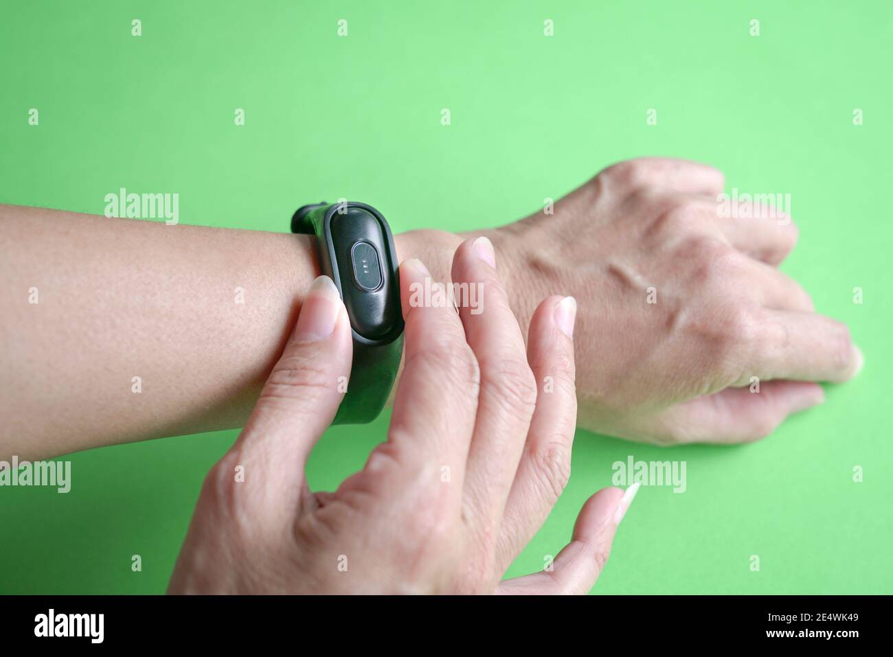 Frau trägt intelligente Gesundheitsuhr an ihrem Handgelenk. Nahaufnahme. Stockfoto