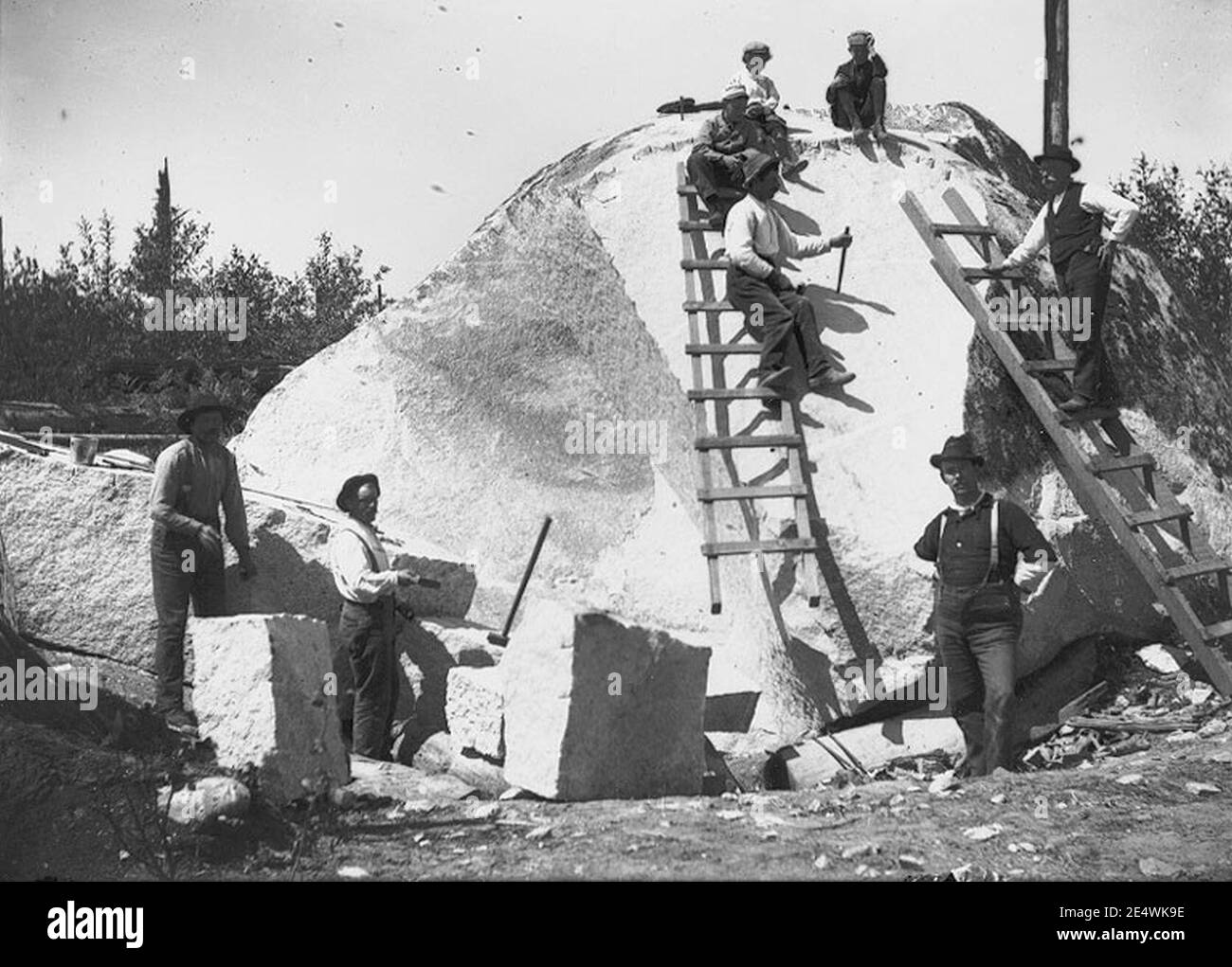 Männer mit Leitern und Steinschneidemaßgeräten beim Abbau von großem Gestein, Bismarck, Washington, ca. 1905 (BAR 207). Stockfoto