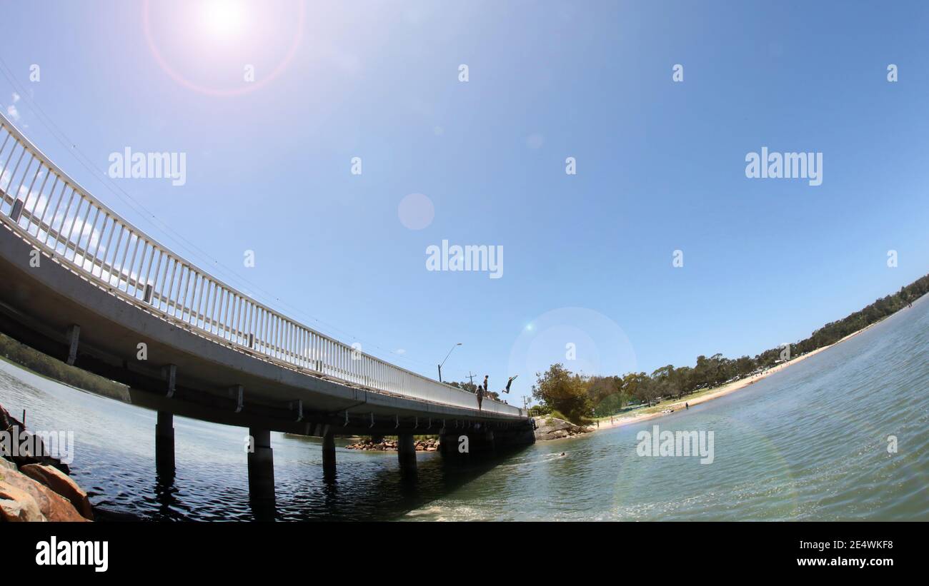 Blick aus der Fischperspektive auf die Hauptbrücke am Ocean Drive in der Mid North Coast NSW Stadt Lake Cathie. Leuchtend blauer Himmel und Kinder Brücke springen Stockfoto