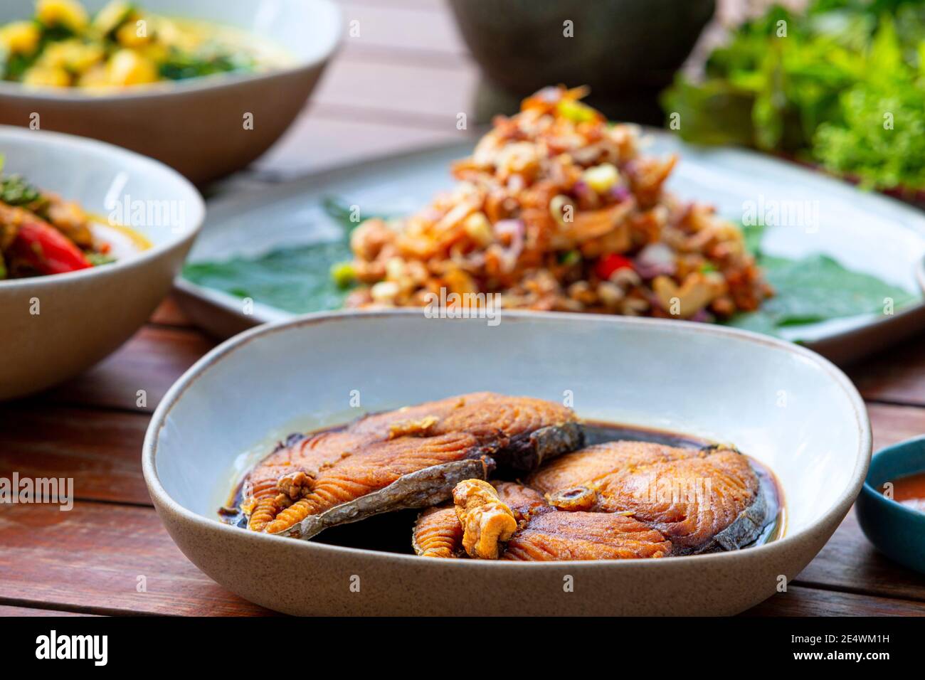 Stück frittierter Bio-getrockneter Fisch, spanische Makrele, serviert mit würziger Fischsoße, thai-Stil Stockfoto