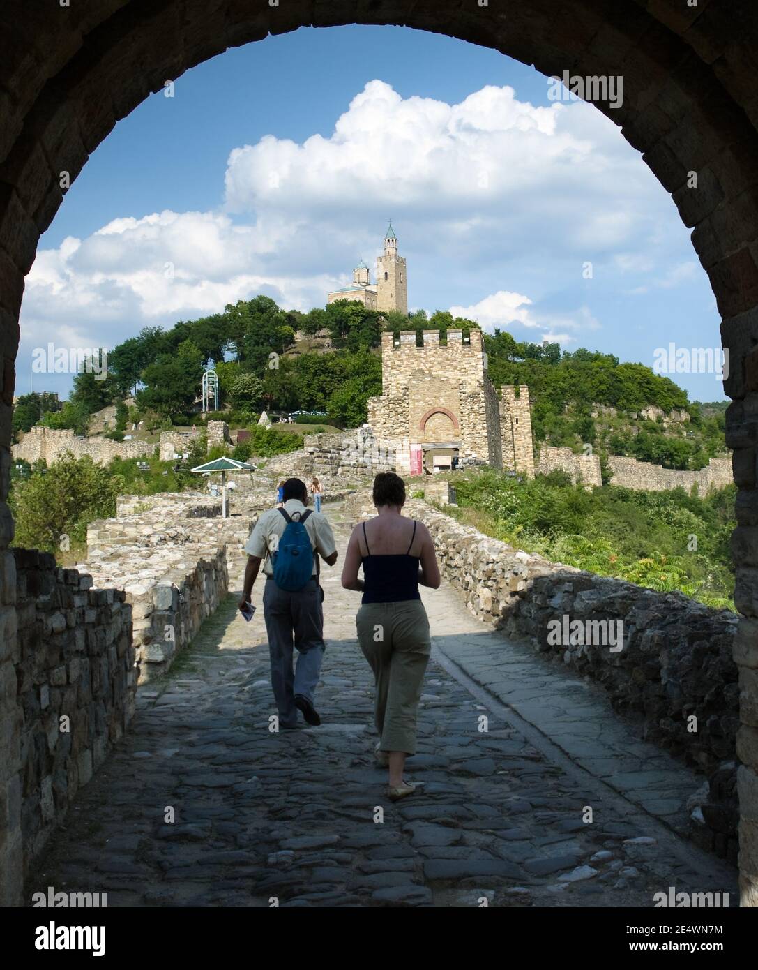 Veliko Tarnovo, Bulgarien - 04. August 2011: Touristen überqueren das Tor zum Berg Tsarevets in Veliko Tarnovo - Bulgarien Stockfoto